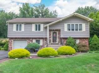 72 Forest Dr, Pompton Plains, NJ 07444