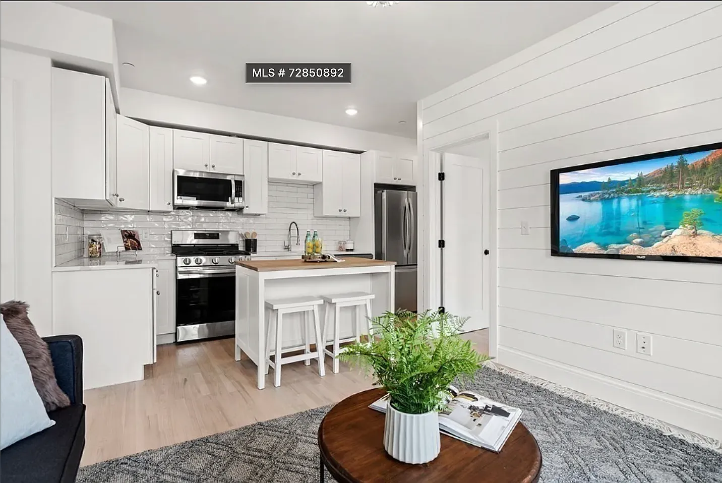 2 bed, 880 sqft, $3,100 — Photo 1
