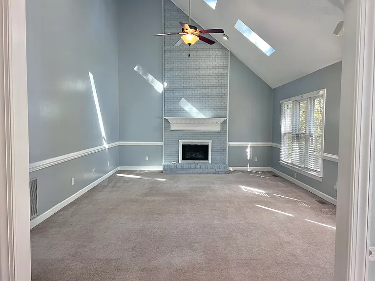 Large Family room w/Skylights-Pic 1