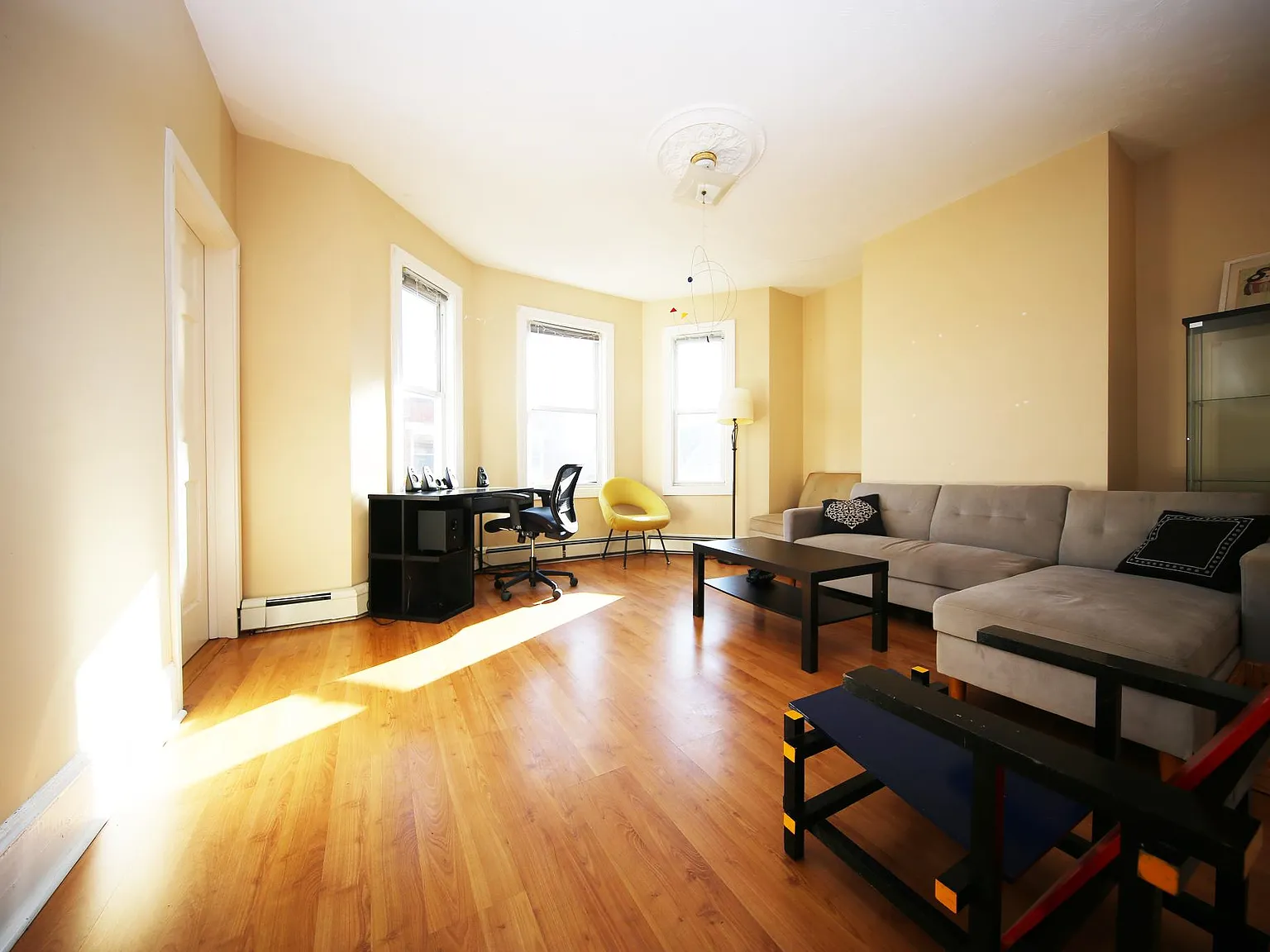 2 bed, 902 sqft, $2,700 — Photo 2