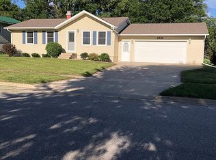 1431 Edgewood Dr, Waterloo, IA 50701