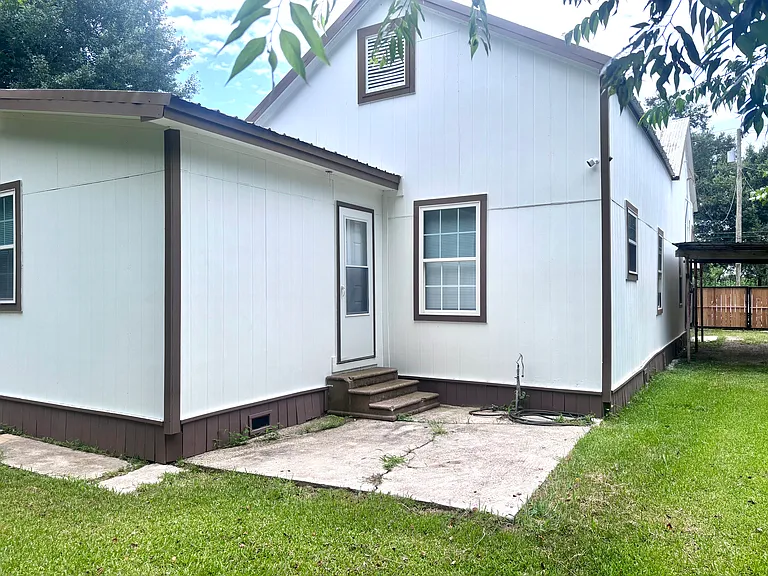 617 E Saint Peter St — Photo 3