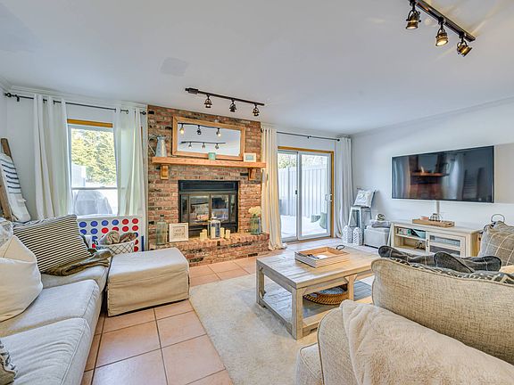 4th image of 50 Hubbard Ln Unit 37