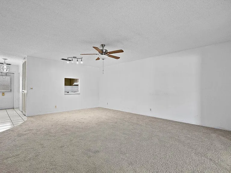 102 Amherst Ln — Photo 9