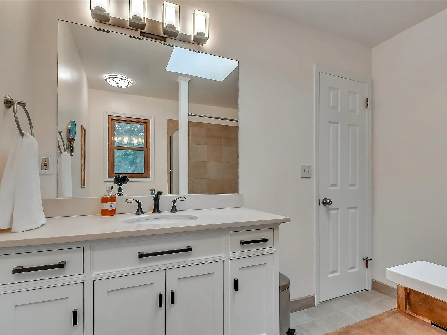 4 bed, 2.5 bath, 2484 sqft, $4,200 — Photo 2