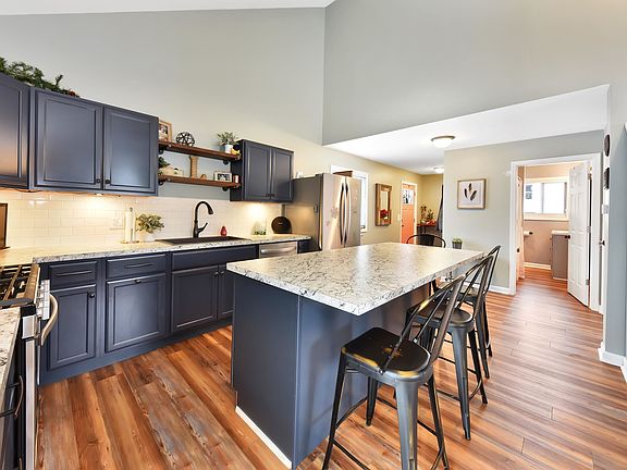 4th image of 810 Bjornson St