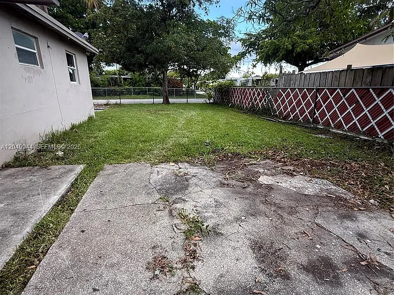 300 SW 9th Ave #A — Photo 8