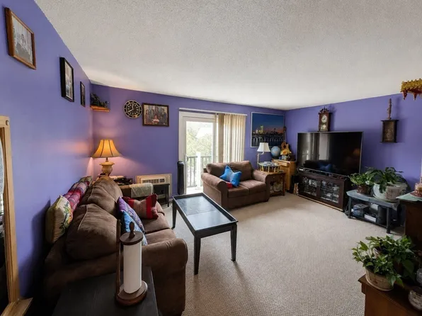 17 Chapel Hill Dr APT 9, Plymouth, MA 02360