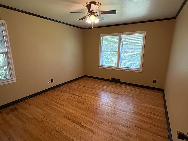 873 W Clinton Dr — Photo 4