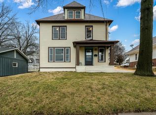 311 E Bradshaw St, Dixon, IL 61021
