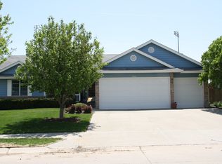 20055 Hackberry Dr, Gretna, NE 68028
