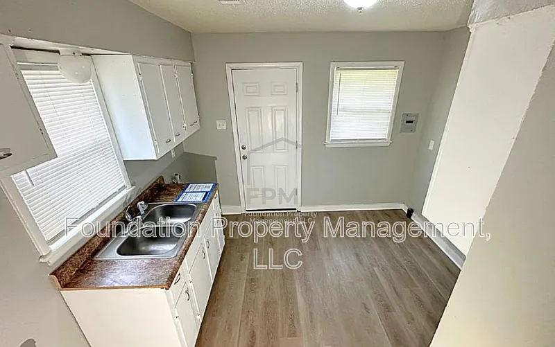 3 bed, 1.0 bath, 968 sqft, $1,025 — Photo 3