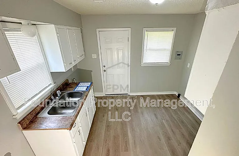 3276 Ashland St — Photo 3