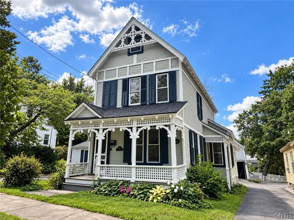 8 Fountain St, Clinton, NY 13323