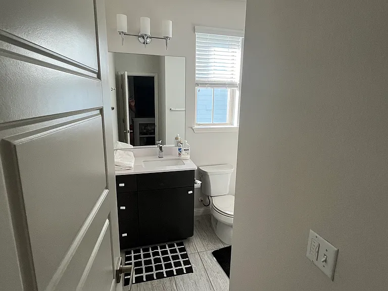 2707 Zach Scott St — Photo 9