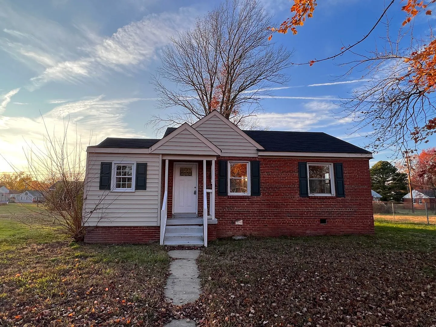 3 bed, 1.0 bath, 846 sqft, $1,695 — Photo 1