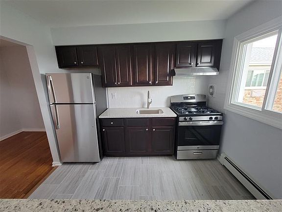 Kitchen w/Service Window