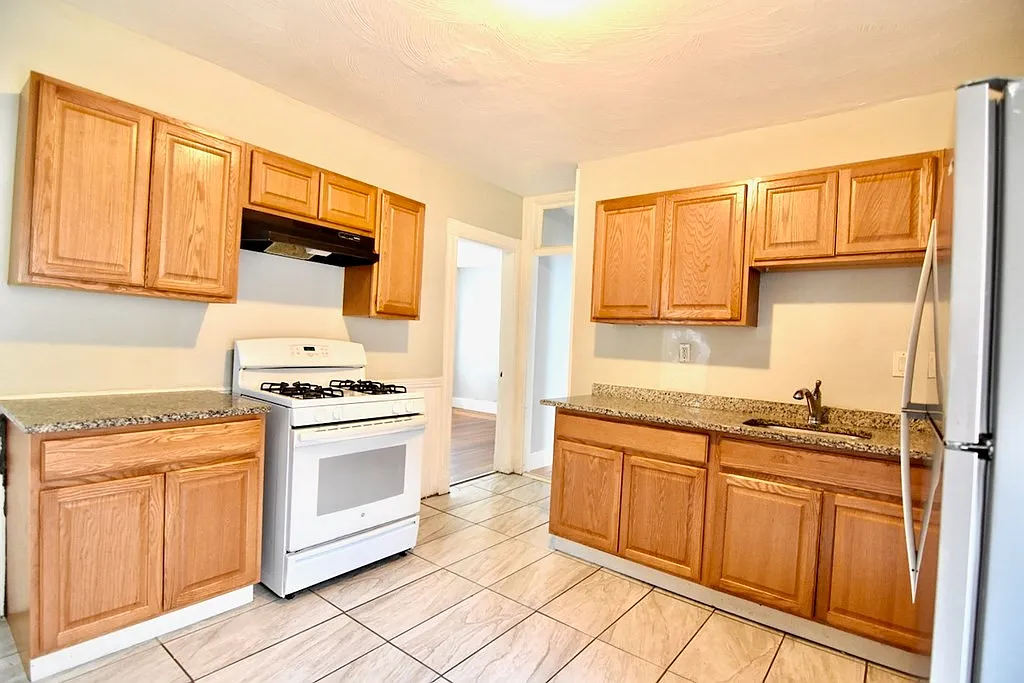 3 bed, 1.0 bath, 1000 sqft, $3,300 — Photo 4