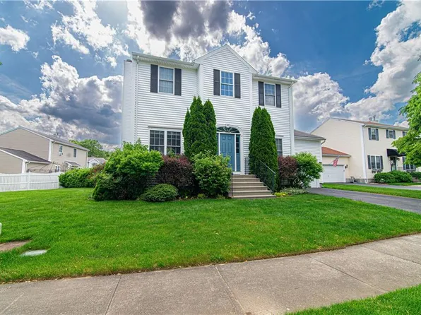 30 Carousel Dr E, Riverside, RI 02915