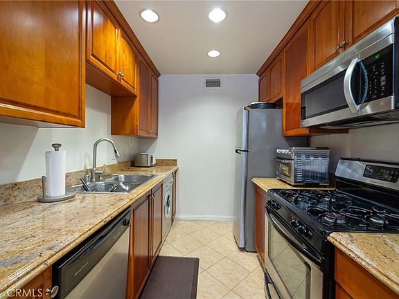 5th image of 551 W Stocker St APT 3