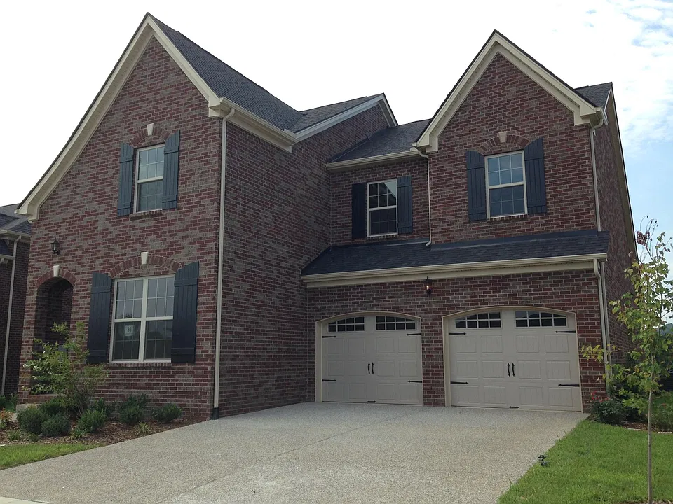 5013 Laughing Brook Ln