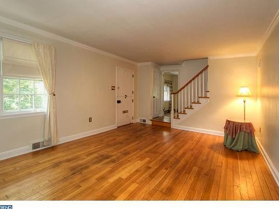 4th image of 7 Dickinson Ln