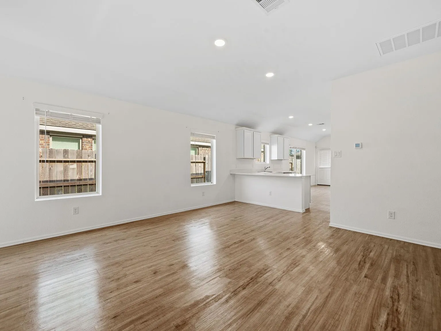 4 bed, 2.0 bath, 1500 sqft, $2,200 — Photo 4