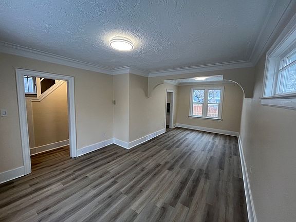 3rd image of 307 Clarence Ave S