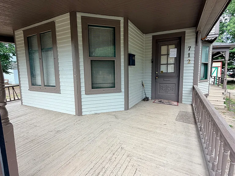 712 W Walnut St — Photo 3