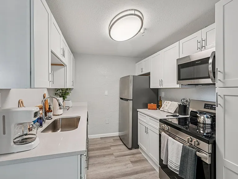 Riverwalk Apartments — Photo 5