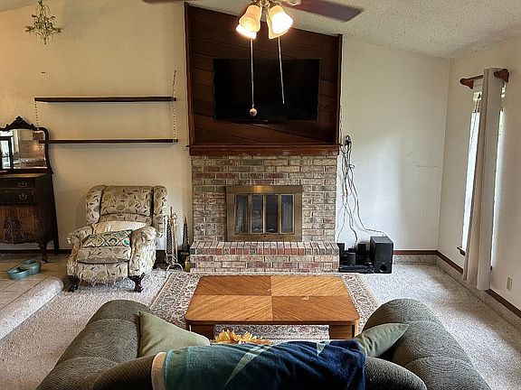 2nd image of 1176 Robin Hood Ln