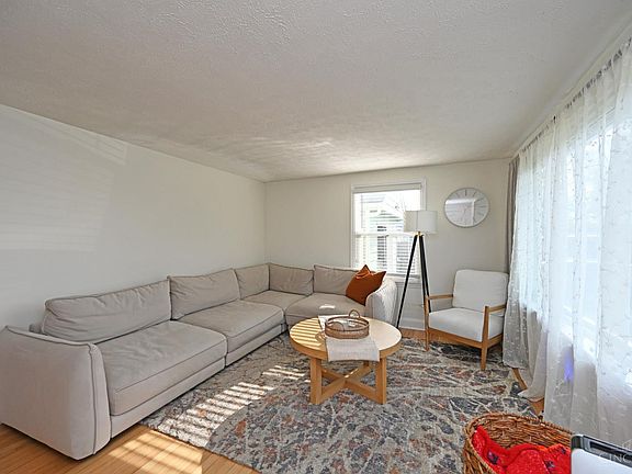 5th image of 640 Magie Ave