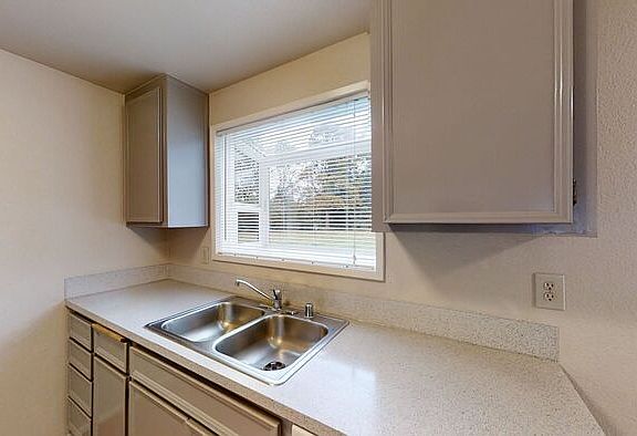 3rd image of 810 196th St E