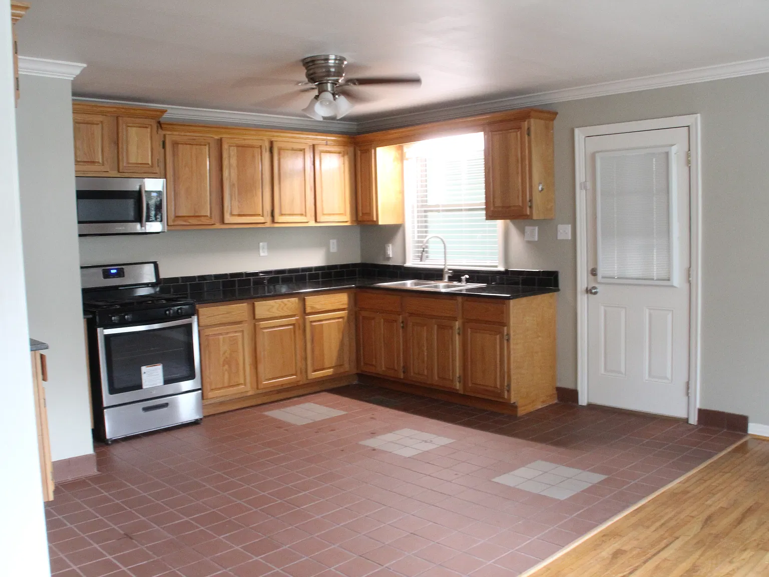 3 bed, 1.5 bath, 1312 sqft, $1,250 — Photo 2