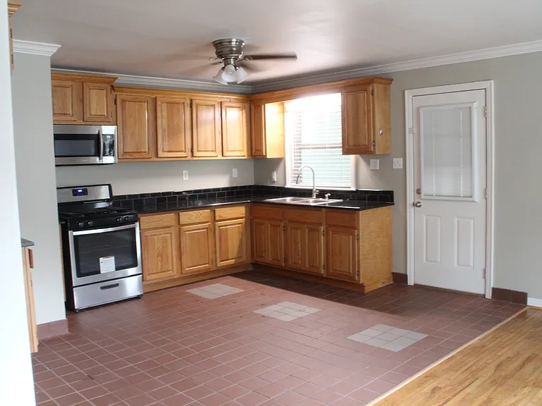 1813 S Harrison St — Photo 2