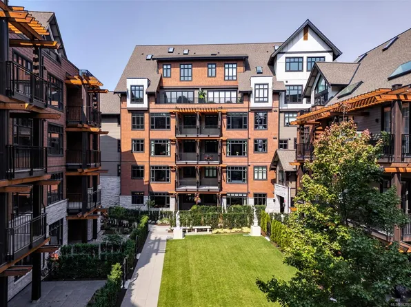 425 Lampson St #211, Esquimalt, BC V9A 5Y6