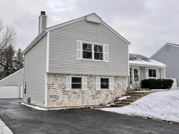 122 Wallace St, Bartlett, IL 60103