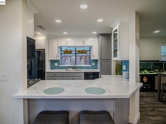 5th image of 230 Laurelwood Cir