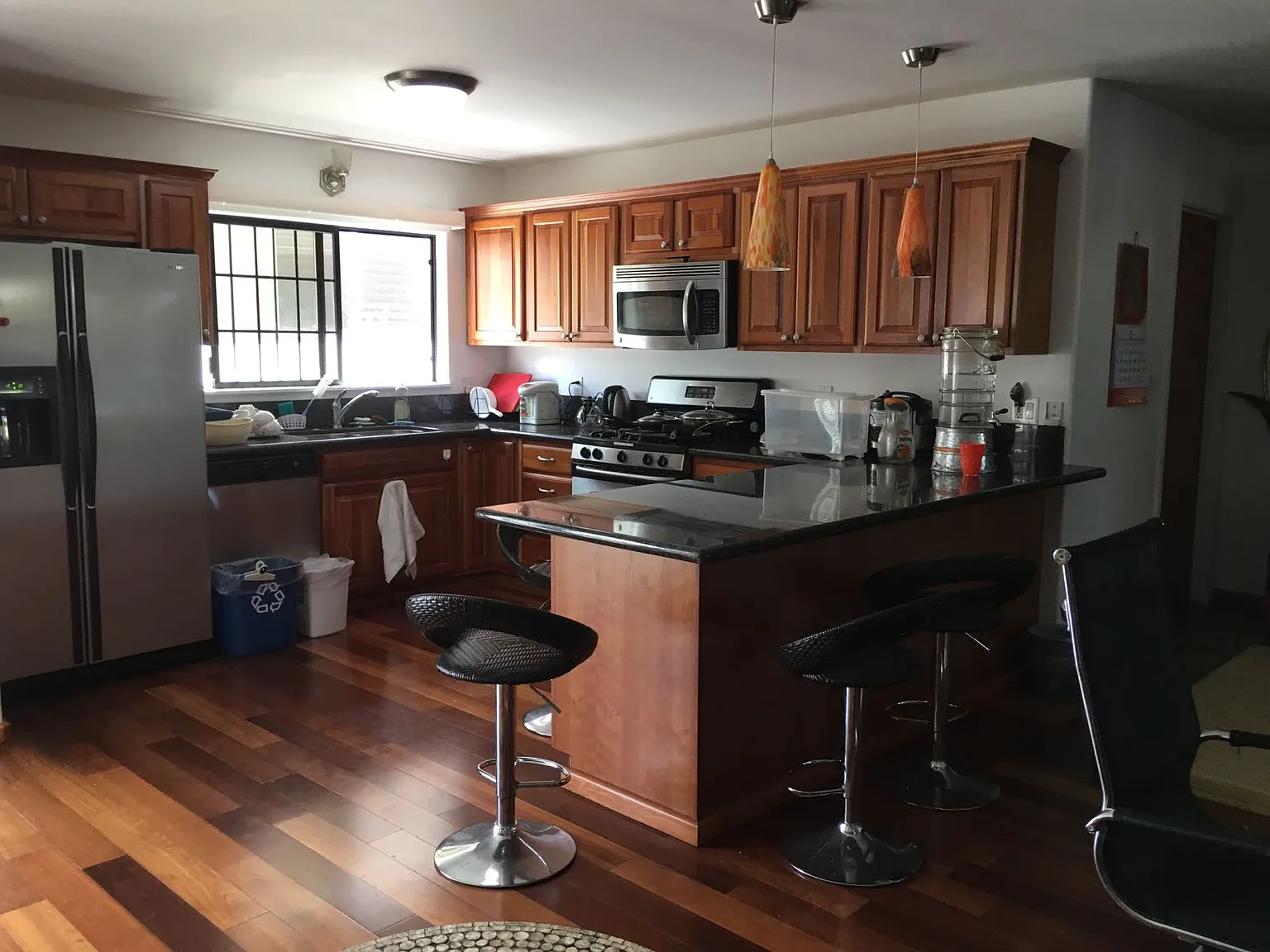 9 bed, 5000 sqft, $900 — Photo 1
