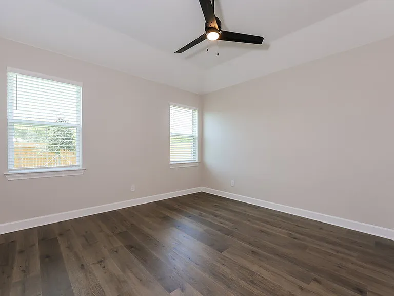 329 Magnolia Blvd — Photo 10
