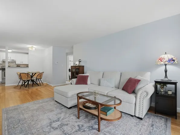 200 Manning St APT 11C, Hudson, MA 01749