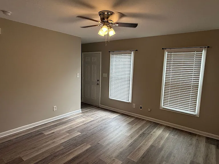 312 W Catawba Ave — Photo 3