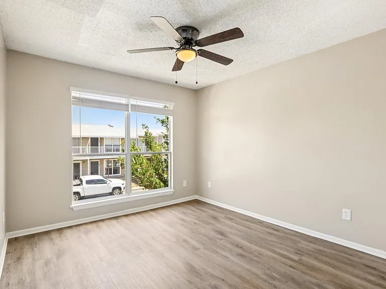 12th & Beach Apartments — Photo 32
