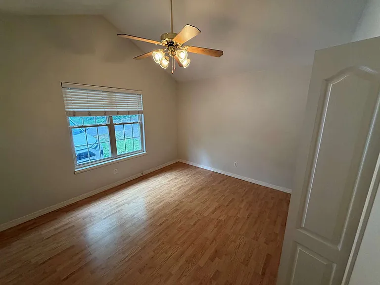 111 E Rock St — Photo 14