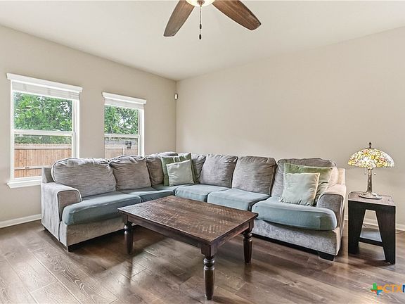 4th image of 656 Peacock Ln