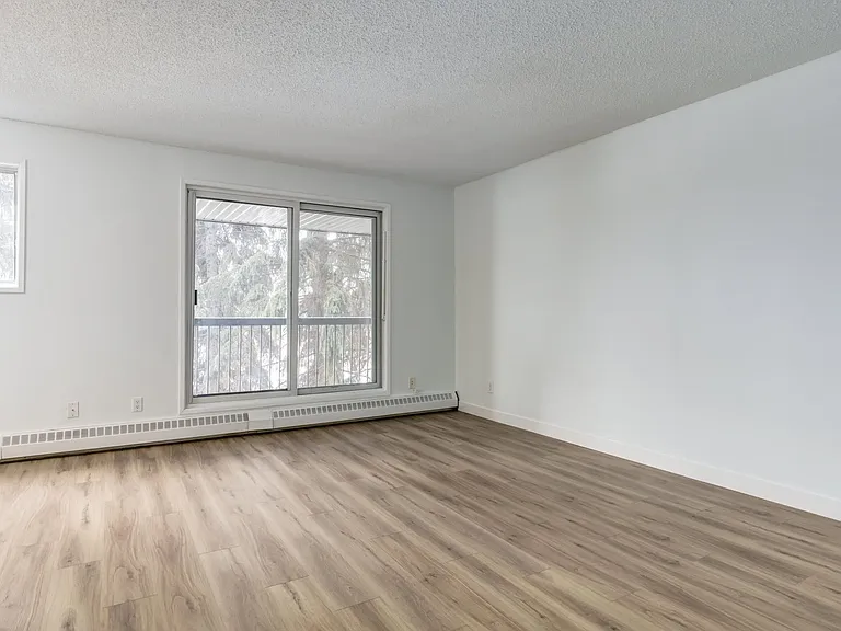 4 Hooper Cres NW — Photo 7
