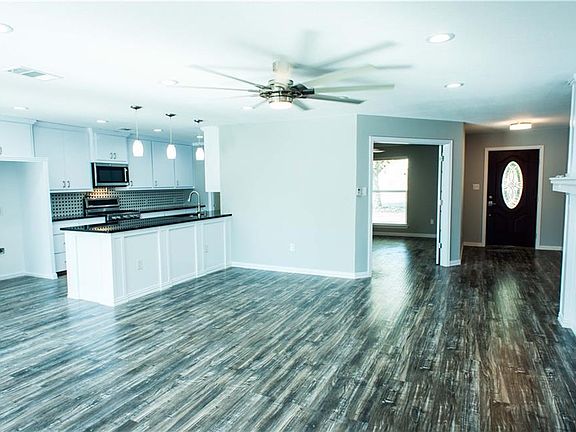 4th image of 1021 Bedford Ct W