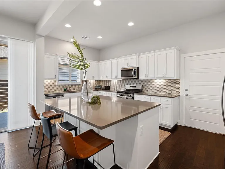 1506 Arcilla St — Photo 3