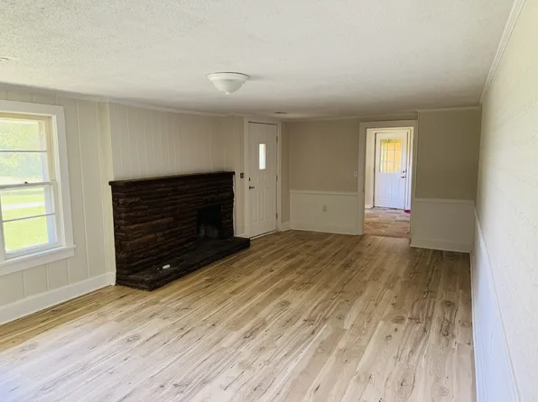7542 Section Line Rd, Albertville, AL 35950