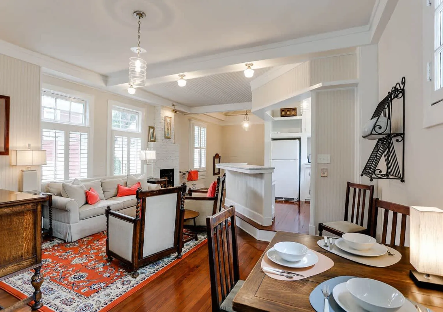 Elegant Carriage House Overlooking Forsyth Park — Photo 1